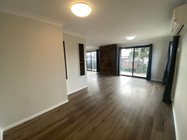 Spacious Three bedroom Family Home with Lake Views