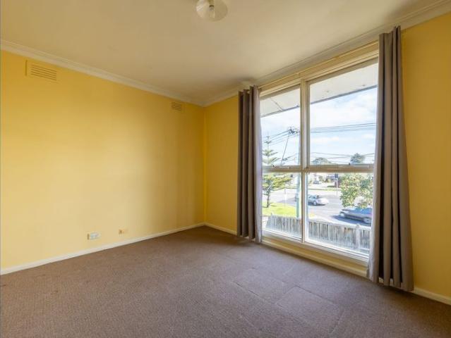 Spacious Three Bedroom First Floor Apartment in a Handy Cheltenham Spot