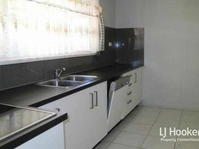 SPACIOUS THREE BEDROOM HOME WITH AIR CONDITIONING & SIDE ACCESS