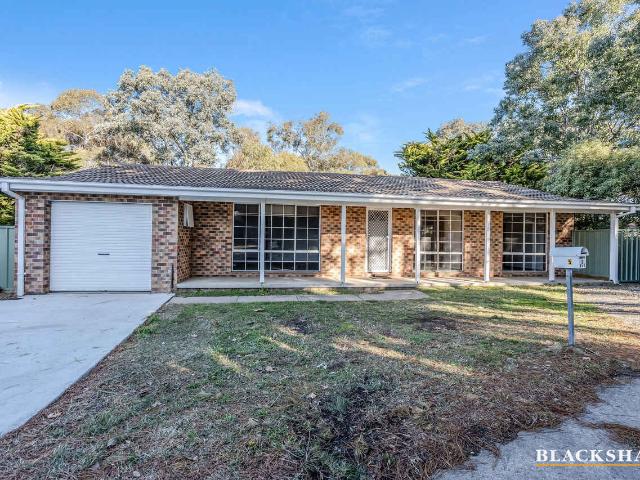 Spacious Three Bedroom Home with Large Yard in Convenient Florey.