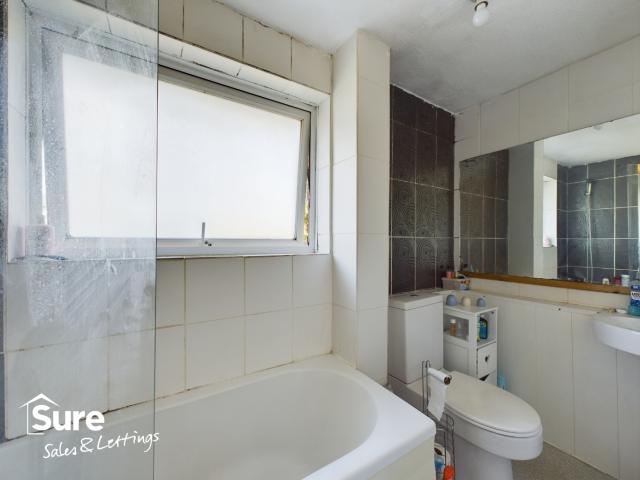 Spacious Three Bedroom House with Parking in Central Hemel Hempstead