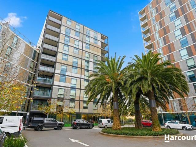 Spacious Three Bedroom Living in Prestigious Toorak Park