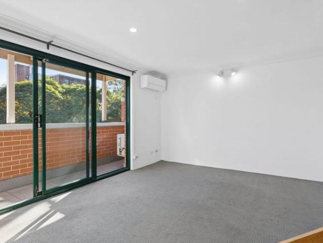 Spacious Three Bedroom, Split Level Apartment with Private Rooftop Terrace
