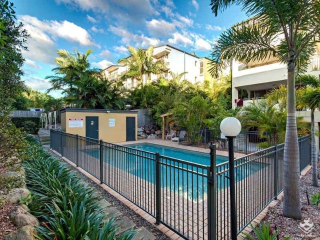 Spacious Three Bedroom Two Bathroom Apartment Living in Garden City