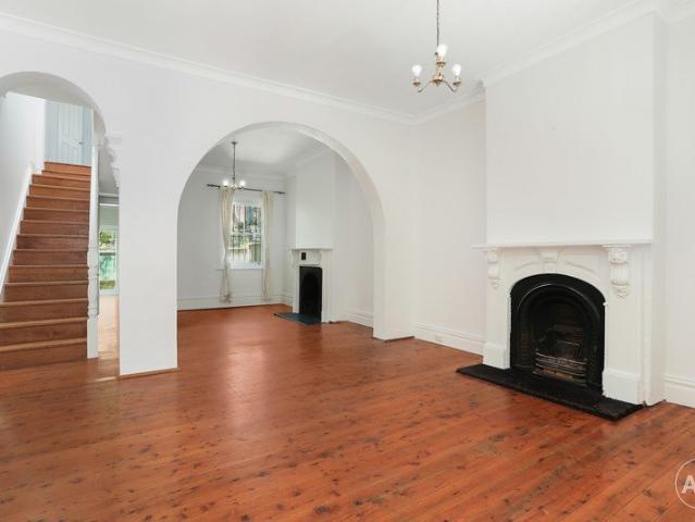 Spacious Three Bedroom Terrace in Excellent Location!