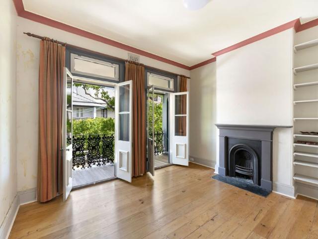 SPACIOUS THREE BEDROOM TERRACE WITH VIEWS OF THE CITY SKYLINE