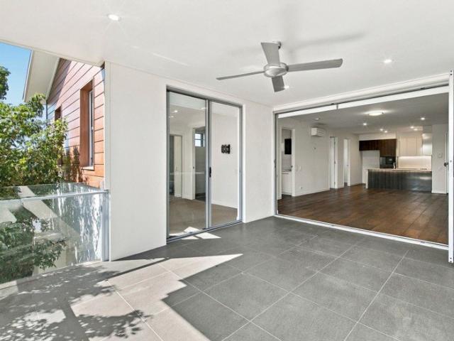 Spacious Three Bedroom Top Floor Apartment in Desirable Morningside