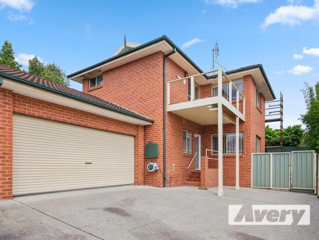 Spacious Three Bedroom Townhouse with Lake Views
