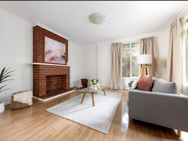 Spacious Three Bedroom Townhouse with Private Garden in Kew