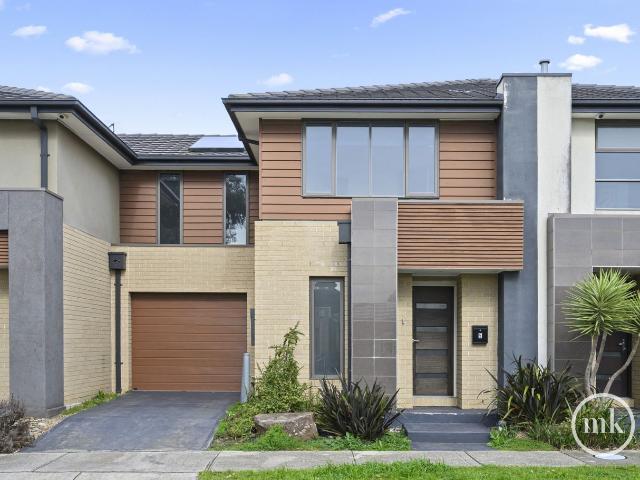 Spacious Three Bedroom Townhouse with Stunning Outdoor Entertaining
