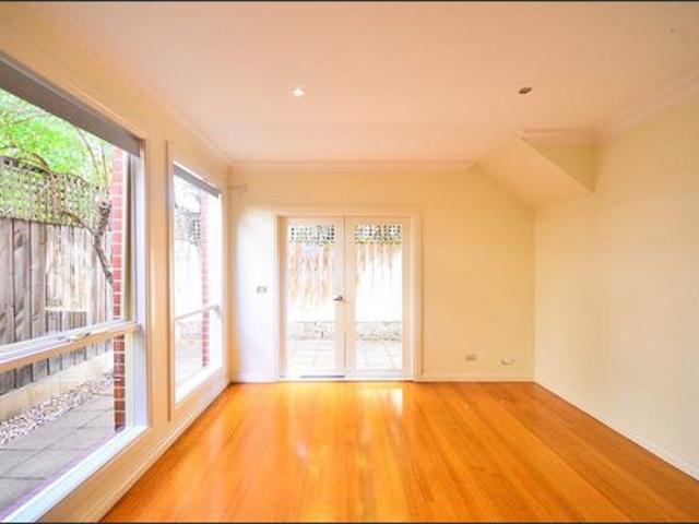 SPACIOUS THREE BEDROOM TOWNHOUSE IN A PRIME KEW LOCATION