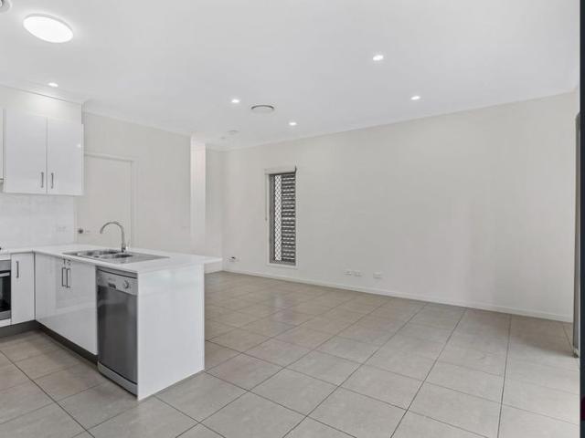 Spacious three bedroom townhouse in convenient northgate location