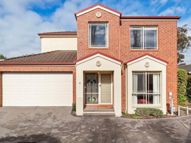 Spacious Three Bedroom Townhouse in Convenient Croydon North Location
