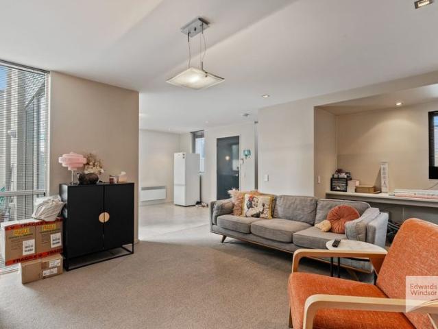 Spacious Three Bedroom Townhouse in Popular Viridian Complex