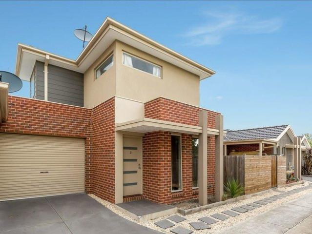 Spacious Three Bedroom Unit in Convenient Reservoir Location
