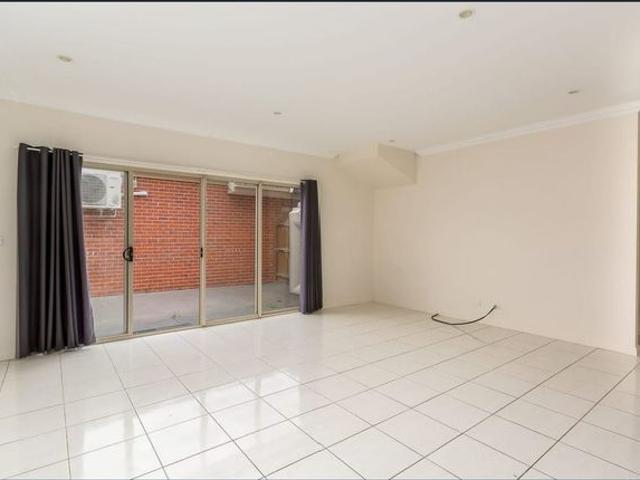Spacious Three Bedroom Unit in Convenient Reservoir Location