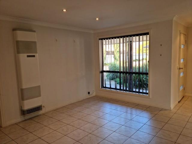 Spacious Three Bedroom Unit in a Convenient East Albury Location