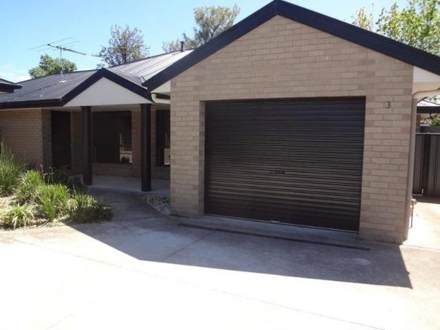 Spacious Three Bedroom Unit in a Convenient East Albury Location