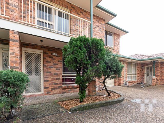 Spacious three bedroom unit in a convenient Jesmond location