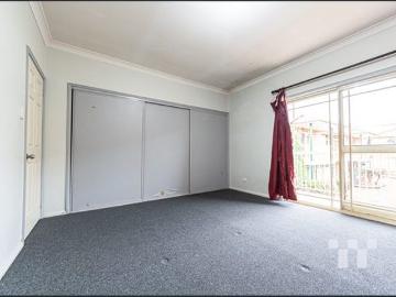 Spacious three bedroom unit in a convenient Jesmond location