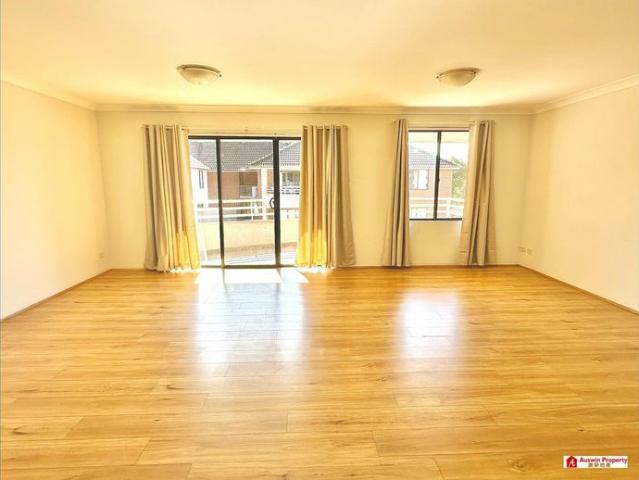 Spacious Three Bedroom Unit Walk to Riverwood Station