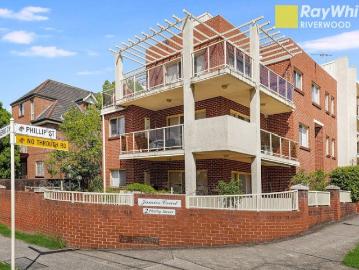 Spacious Three Bedroom Unit with Double Parking in Central Riverwood