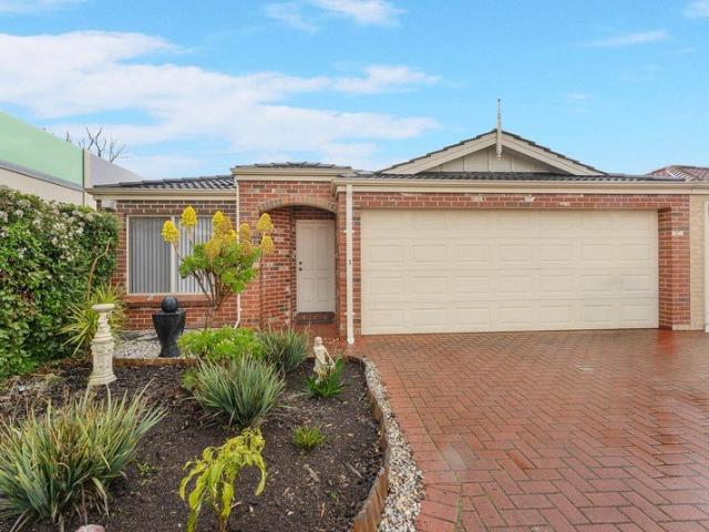 Spacious Three Bedroom Villa with Double Garage in Convenient Morley Location