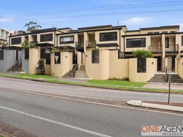 Spacious Three Level Townhouse in Convenient North Gosford Location