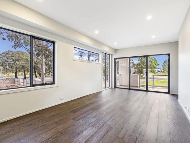 Spacious Three Level Townhouse in Prime Ivanhoe Location