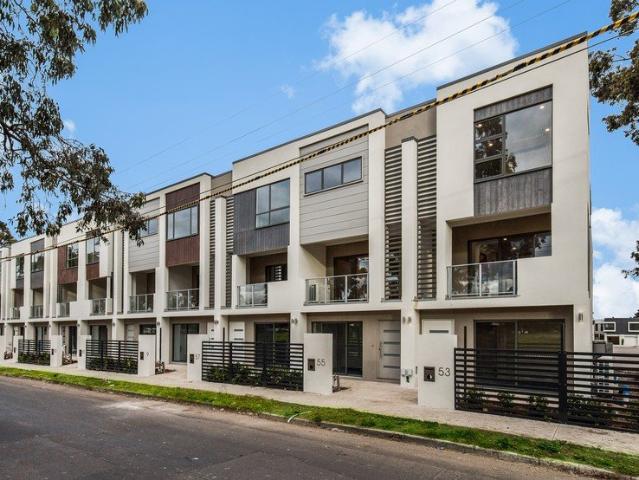 Spacious Three Level Townhouse in Prime Ivanhoe Location