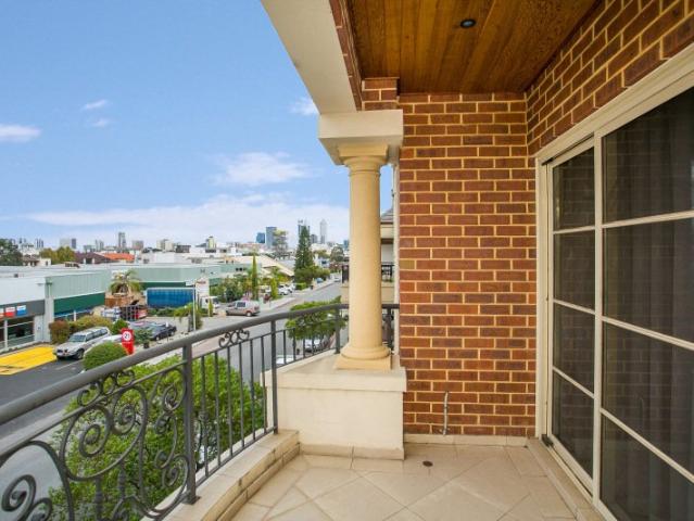 Spacious Three Storey Home Near Claisebrook Cove