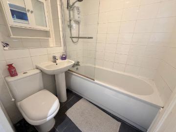 Spacious Top Floor 1 Bed Apartment in Luton Town Centre, Available Now