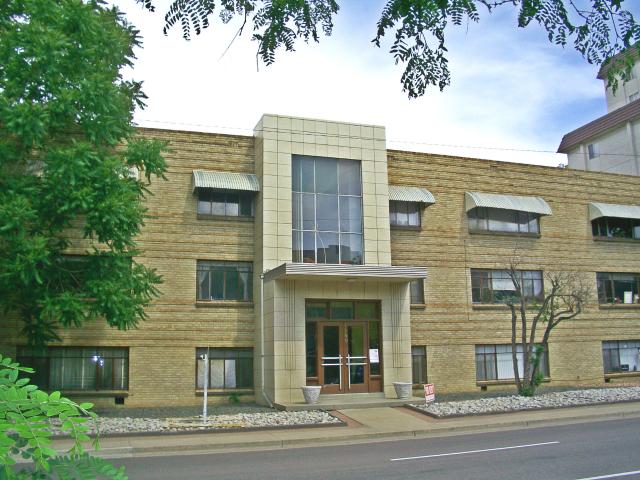 Spacious Top Floor 1BR in Central Location!