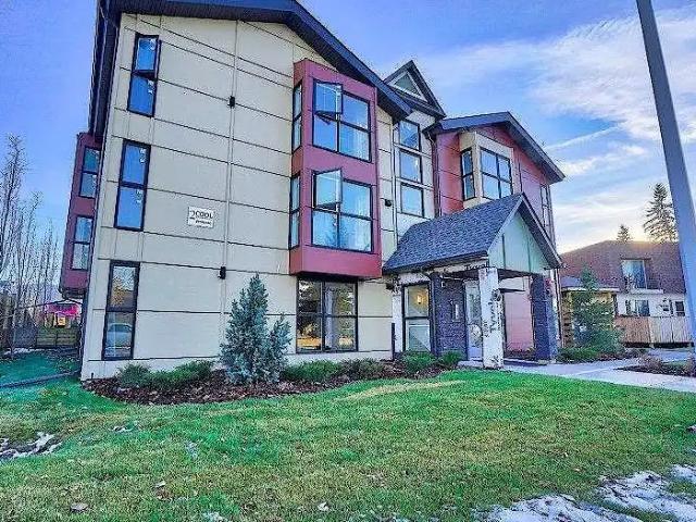 Spacious Top Floor 2 Bed 1 Bath unit with Parking