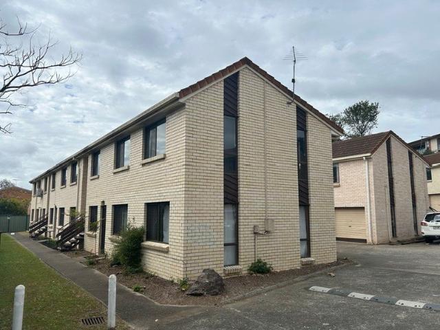 Spacious Top Floor 2 Bedroom Unit!