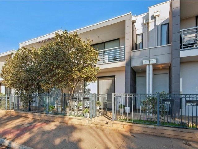Spacious Top Floor 2 Bedroom Unit