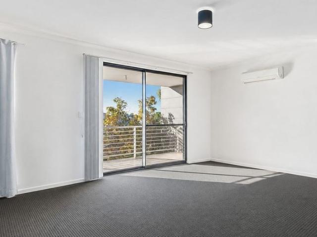 Spacious Top Floor 2 Bedroom Unit