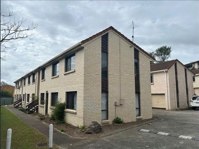 Spacious Top Floor 2 Bedroom Unit!
