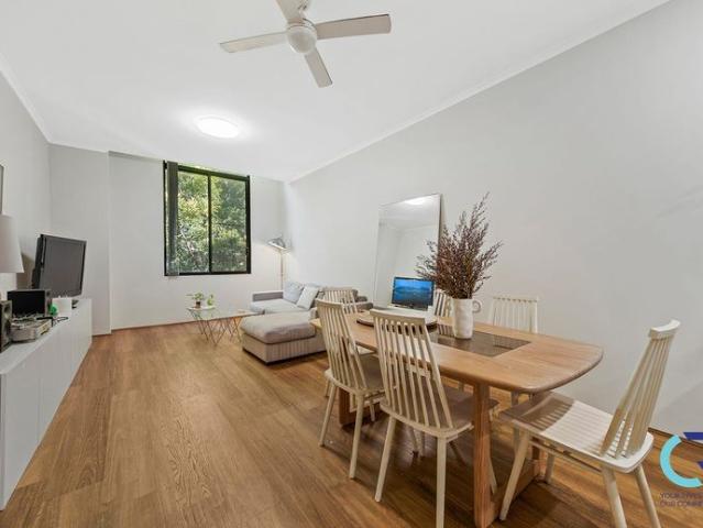 Spacious Top Floor Apartment in a Convenient Location!