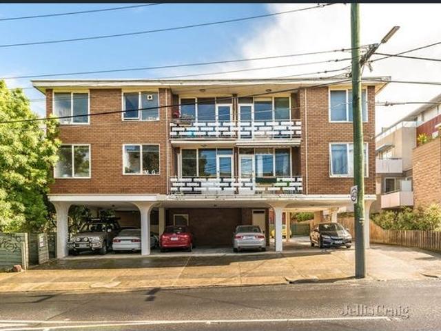 Spacious Top Floor Apartment in Prime Elwood Location