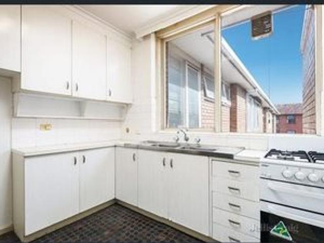 Spacious Top Floor Apartment in Prime Elwood Location