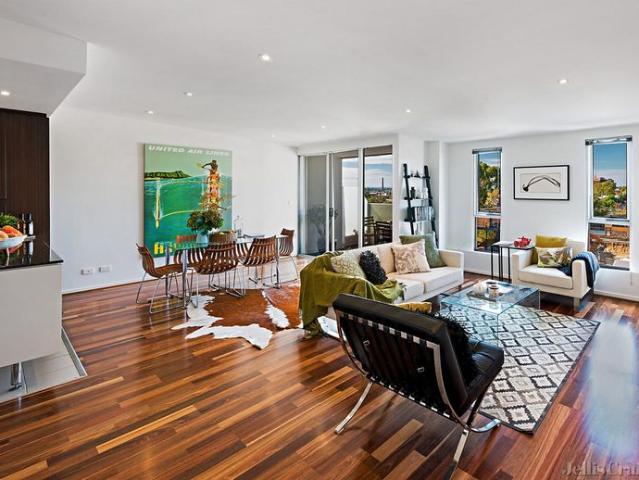 Spacious Top‑Floor Apartment in Prime Fitzroy Location