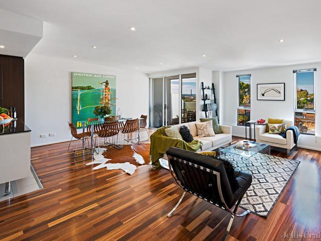 Spacious Top‑Floor Apartment in Prime Fitzroy Location
