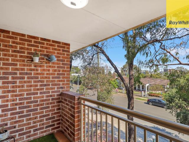 Spacious Top Floor Apartment in Prime Westmead Location