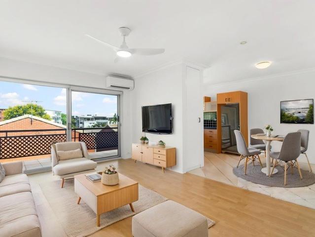 Spacious Top Floor Apartment in the Heart of Nundah