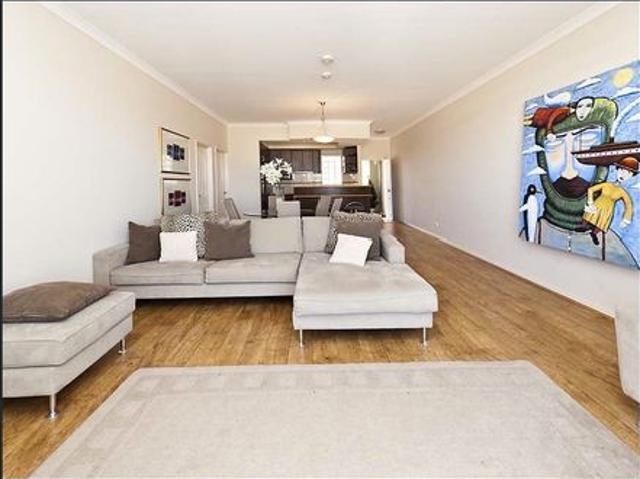 SPACIOUS TOP FLOOR APARTMENT WITH CITY VIEWS