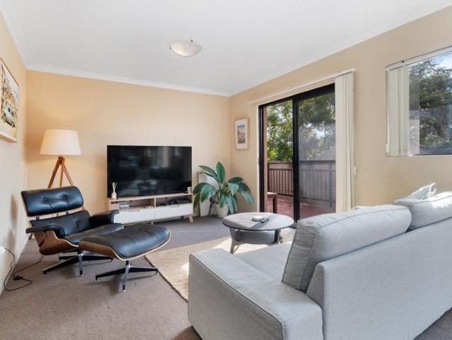 Spacious top floor apartment with city views