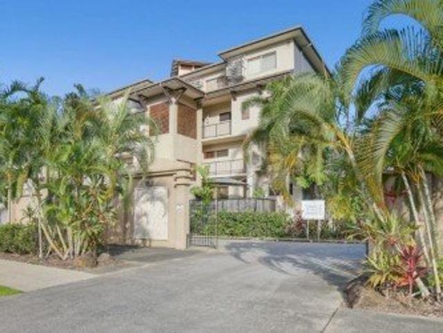 Spacious Top Floor Apartment with Stunning Mountain Views