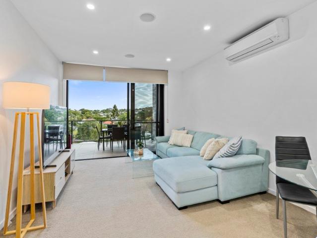 SPACIOUS TOP FLOOR APARTMENT WITH STUNNING PARK VIEWS