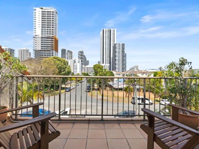 Spacious Top Floor Apartment with Roof Top Terrace